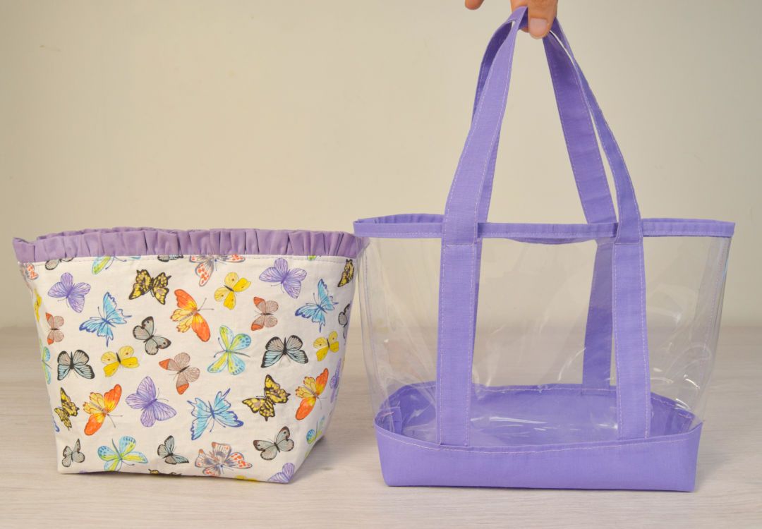 Un tote bag transparent en PVC avec un sac intérieur amovible en tissu