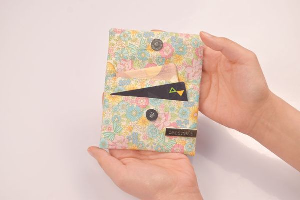 un porte-cartes fait à partir d'un seul rectangle de tissu!