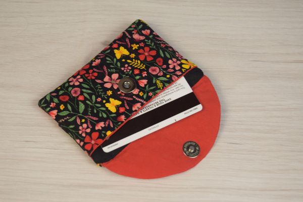 un porte-cartes qui fait porte-monnaie et porte-mouchoirs, en tissu rouge et tissu fleuri