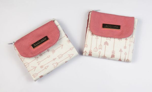 deux porte-cartes porte-monnaie roses et blancs