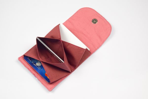un porte-cartes origami en tissu, avec plusieurs compartiments