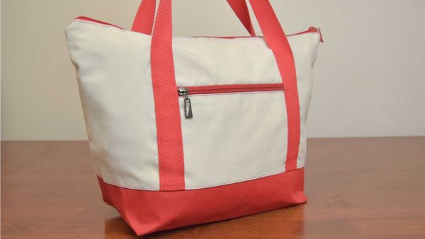 un sac cabas en tissu rouge et blanc avec une poche extérieure