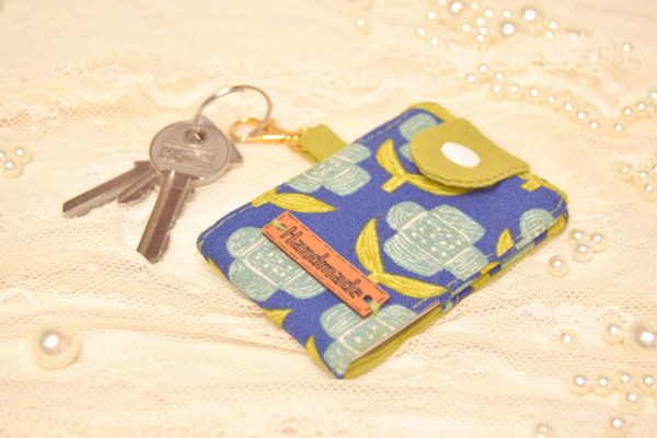 un jolie petit porte-cartes porte-clés élégant en tissu vert et bleu