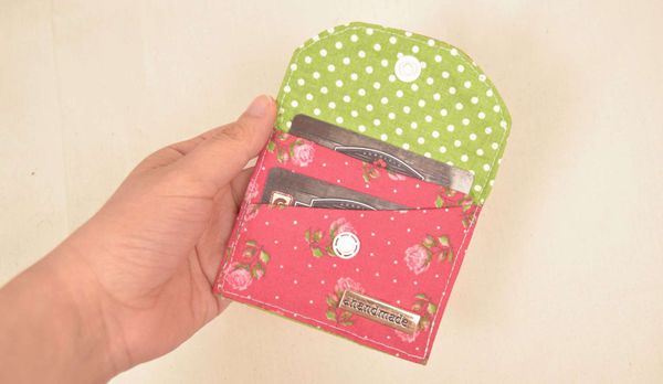 un joli petit porte-cartes rose et vert avec deux compartiments