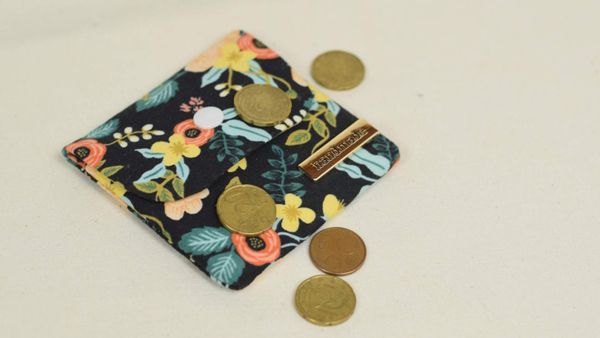 porte-cartes en tissu à fleurs se refermant par un bouton-pression